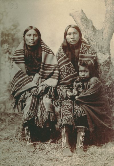 Zwei Comanche-Frauen und ein kleines Kind von George A. Addison
