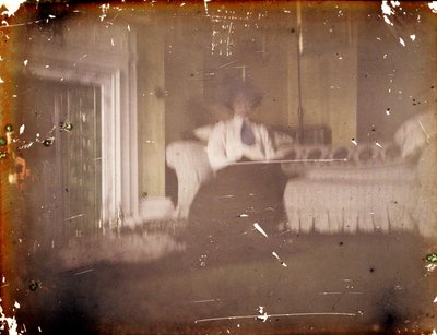 Frau sitzt auf einem Sofa, ca. 1910 (Autochrom) von George Bernard Shaw