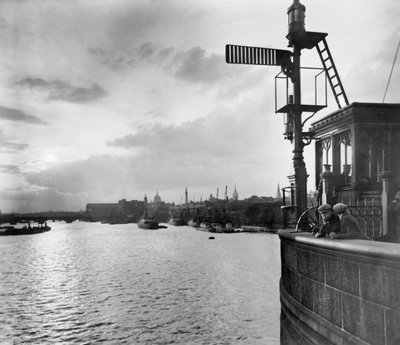 Blick flussaufwärts von der Tower Bridge, Stepney, Tower Hamlets, London von George Davison Reid