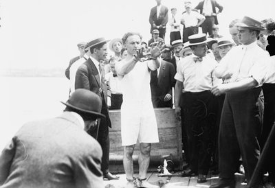 Harry Houdini wird gefesselt, bevor er in eine Kiste genagelt und in die New Yorker Bucht abgesenkt wird, 1912 von George Grantham Bain