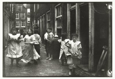 Spielende Kinder in einer Straße von George Hendrik Breitner