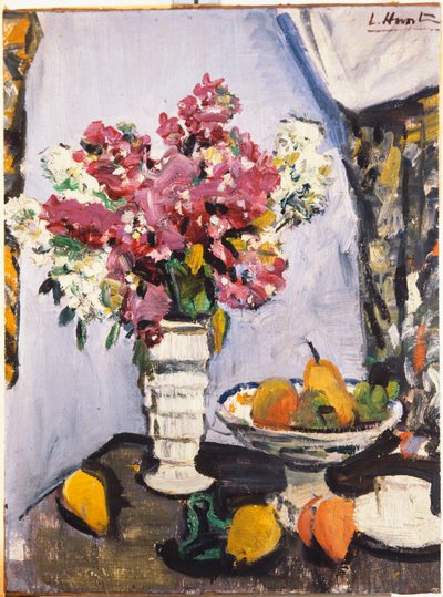 Sommerblüte und eine Schale mit Obst, mit einer Tasse und Untertasse von George Leslie Hunter