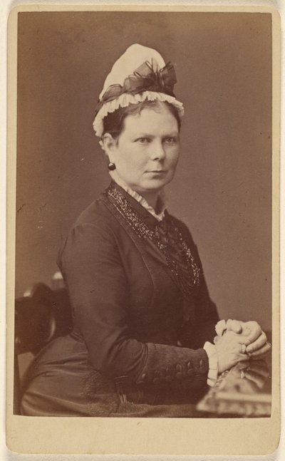 [Unbekannte Frau mit Haube und Schleife, sitzend mit gefalteten Händen] von George Washington Wilson