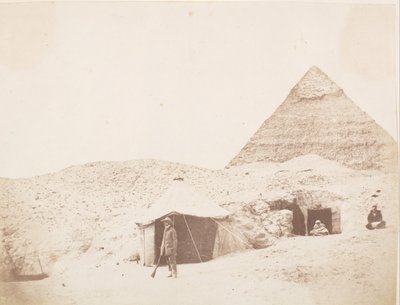 Der Fotograf vor seinem Zelt auf dem Gelände der Pyramide von Khafre Chephren, 1851 von George Wilson Bridges