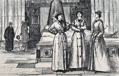 Drei Frauen in langen Mänteln in einem Museum von George du Maurier