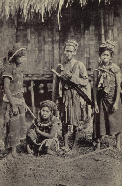 Burma: Ein Kachin-Mann mit dem charakteristischen Dah und drei Frauen von Georges Bertin Scott