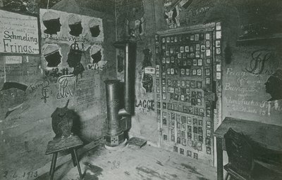 Ein Raum mit Wänden voller Graffiti zu wichtigen zeitgenössischen Persönlichkeiten wie Bussche und Waldow. Postkarte gesendet 1913. von German Photographer
