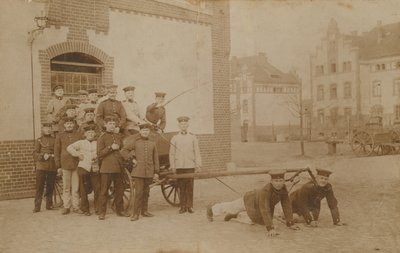 Deutsche Soldaten ziehen (Geschütz?) Wagen. Postkarte gesendet 1913. von German Photographer