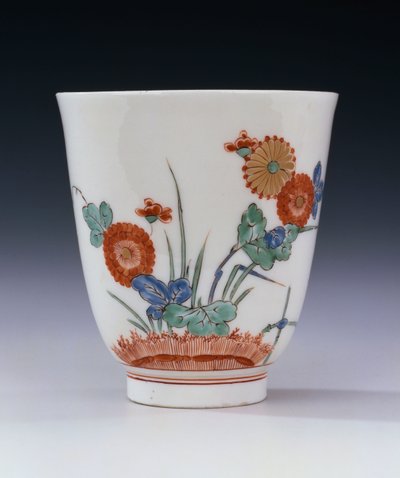 Ein Bottger Kakiemon becherförmiger Becher, bemalt mit Chrysanthemen und Gräsern, ca. 1725 von German School