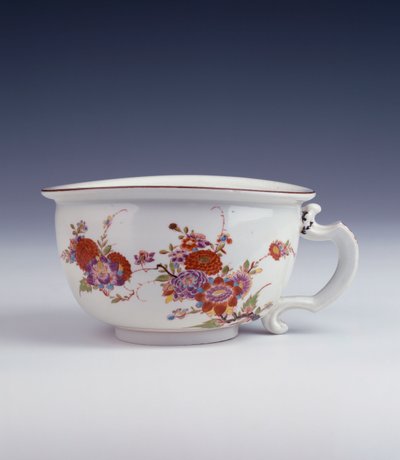 Ein Bottger-Bourdaloue von unregelmäßiger ovaler Form, bemalt im Stil von Johann Ehrenfried Stadler, ca. 1725 von German School