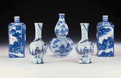 Eine Auswahl von Frankfurter Blau-Weiß-Keramiken im chinesischen Stil, um 1700-10 von German School