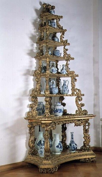 Sammlung von blau-weißer Chinoiserie-Porzellan auf einem Pyramidenständer, deutsch, vergoldetes Holz, frühes 18. Jahrhundert von German School