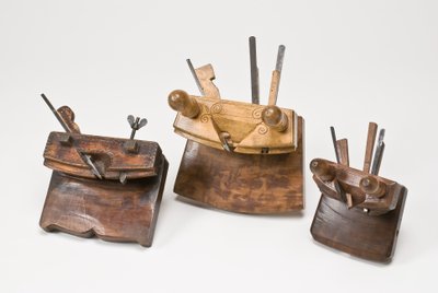 Fassmacher-Krozhobel, datiert 1735, 1842 und frühes bis mittleres 19. Jahrhundert von German School
