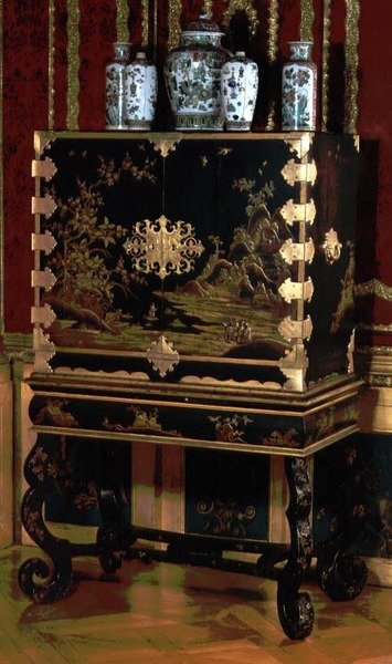 Dekorierter Schrank auf Ständer, zugeschrieben Gerard Dagly, Berliner Lackmeister, bekannt als orientalischer Kopist, ca. 1700 von German School
