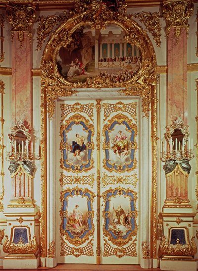 Tür des Porzellanraums mit vier Tafeln, die klassische Szenen von Meissen darstellen, und einer, die eine Theaterproduktion darstellt von German School