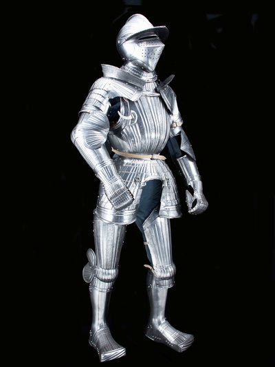 "Maximilian" Feldrüstung der "Fico"-Gruppe, mit zugehörigem Helm, ca. 1525-30, dekoriert ca. 1805 (geätzter Stahl mit modernem Leder und Restaurierungen) von German School