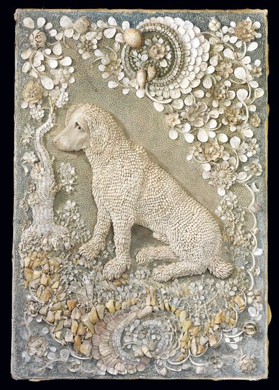 Einer von einem Paar Louis XV sitzender Hunde, modelliert in Relief, in einer grottenartigen Umgebung von German School