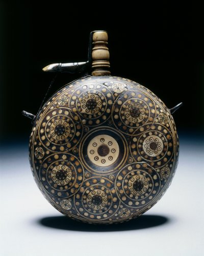 Pulverflasche, um 1620-50 (Walnuss mit Horn, Knochen, Messing & Eisen) von German School