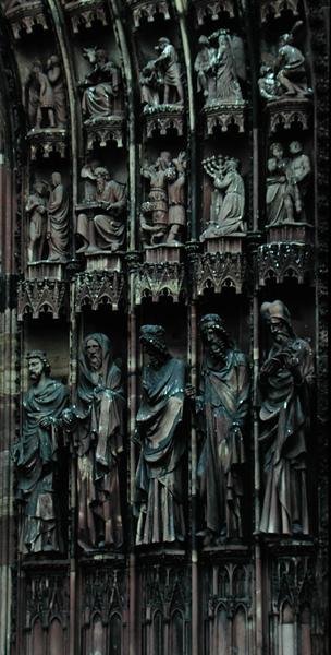 Skulpturales Detail von der rechten Seite des zentralen Portals, Westfassade, begonnen 1277 (Stein) von German School