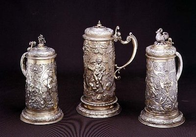 Silbervergoldeter zylindrischer Krug von Paul Hubner, Augsburg 1590; silbervergoldeter zylindrischer Krug von Tobias Kramer, Augsburg 1620; teilvergoldeter zylindrischer Krug von Paul Hubner, Augsburg 1590, 16.-17. Jh. von German School