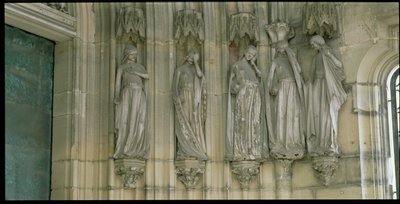 Die fünf törichten Jungfrauen, Gewändefiguren vom Paradiesportal, Figuren um 1250 geschnitzt, Vorhalle um 1350 gebaut von German School