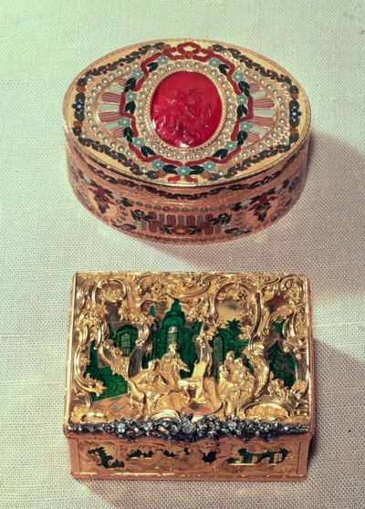 Oben: Goldene Schnupftabakdose, eingelegt mit verschiedenen Steinen und einem Karneol-Kamee in der Mitte mit Amoretten, möglicherweise von J. C. Neuber aus Dresden. Unten: Goldene Schnupftabakdose mit Figurengruppen inmitten von Rokoko-Rollen von German School