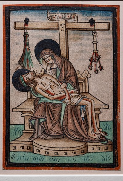 Vesperbild (Beweinung), Aquarell-Holzschnitt von deutschem Graveur, ca. 1450. Die Symbole der Passion Christi hängen vom Kreuz. von German School