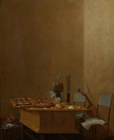 Stillleben mit Tric-Trac-Spiel auf einem Holztisch, Stühle und ein Cello rechts von Gerrit van Vucht