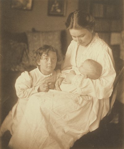 Mutter im Morgenmantel, sitzend, mit Säugling und kleinem Sohn von Gertrude Käsebier
