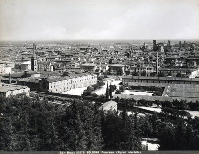 Panoramablick auf Bologna mit Fabriken und einem Platz. von Giacomo Brogi