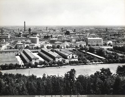 Panoramablick auf Bologna mit einigen Fabriken. von Giacomo Brogi