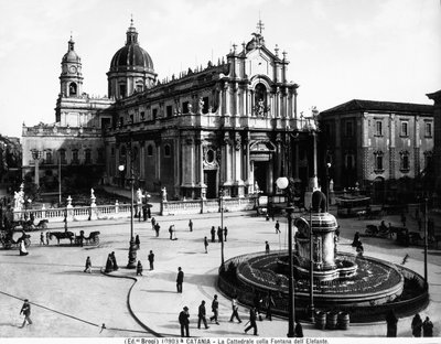 Piazza del Duomo in Catania, mit der Kathedrale, die der Heiligen Agatha gewidmet ist, und dem Elefantenbrunnen, ca. 1900 von Giacomo Brogi