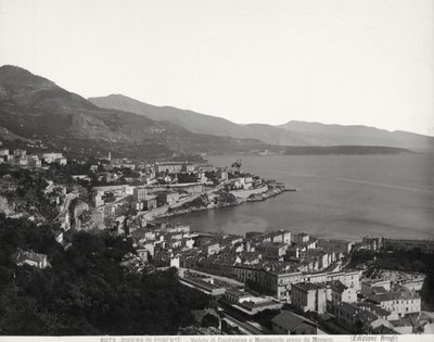 Blick auf Condamine und Montecarlo, zwei bevölkerte Städte mit Blick auf das Meer. Das Foto wurde von Monaco aus aufgenommen von Giacomo Brogi