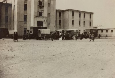 Album "Bilder des Krieges II": italienische Soldaten und Rotkreuz-Ambulanzen in Gradisca Sagrado, Gorizia, Italien (s/w Foto) von Gigliucci Gigliucci