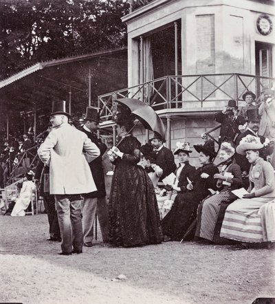 Zuschauer auf den Tribünen kontrollieren den Ausgang eines Rennens auf der Rennbahn im Cascine-Park: J. Halphon, Miss Serjeaf, Herzogin von Brindisi, Herzogin von Rohorn, Gräfin Della Gherardesca, Marquis Bellisomi, Gondi von Giorgio Enrico (attr.to) Levi