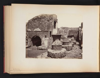 Ruine einer Bäckerei in Pompeji von Giorgio Sommer (attributed to)