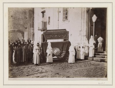 Begräbniszug von Mönchen mit Spitzhüten am Eingang einer Kirche in Italien von Giorgio Sommer