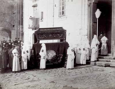 Begräbnisprozession der Kongregation von San Francesco in Neapel. Im Vordergrund, vor einer Kirche, begleiten zahlreiche 