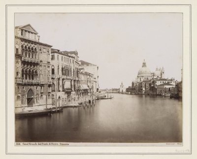 Blick auf den Canal Grande in Venedig mit rechts der Santa Maria della Salute von Giorgio Sommer
