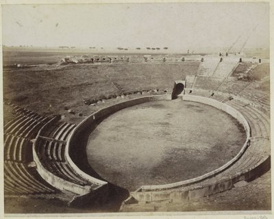 Innenraum des Amphitheaters von Pompeji von Giorgio Sommer