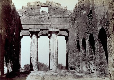 Innenraum des Tempels der Concordia im Tal der Tempel in Agrigent. Im Vordergrund zwei dorische Säulen; an den Seiten eine gewölbte Umfassungsmauer von Giorgio Sommer