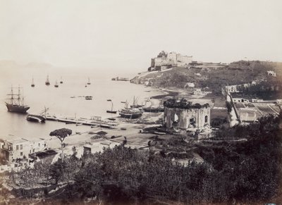 Panorama des malerischen Golfs von Baia (Neapel), gesprenkelt mit Segelbooten. Im Vordergrund gegenüber dem kleinen Kai befindet sich der Tempel der Venus. Im Hintergrund, auf einem Vorgebirge gelegen, das Schloss des Vizekönigs aus dem 16. Jahrhundert von Giorgio Sommer