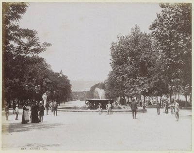 Platz mit einem Brunnen und flanierenden Menschen in Neapel von Giorgio Sommer