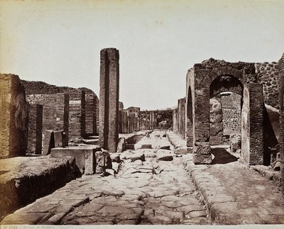 Strukturelle Ruinen entlang der Strada di Stabia, an der archäologischen Stätte von Pompeji von Giorgio Sommer