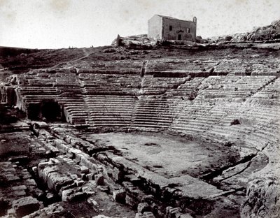 Die Überreste des griechischen Theaters in Syrakus im Monumentalpark der Neàpoll. Im Vordergrund die halbkreisförmige Orchestergrube und die Cavea von Giorgio Sommer