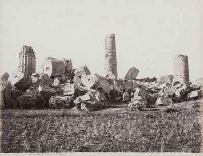 Die Überreste des Apollontempels in Selinunte. Zwei männliche Figuren sind auf den eingestürzten Säulen zu sehen von Giorgio Sommer