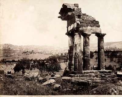 Ansicht der verbleibenden vier Säulen, die ein Gebälk des Tempels von Castor und Pollux im Valle dei Templi, Agrigent, tragen. Im Hintergrund ist ein Panorama der Stadt sichtbar von Giorgio Sommer
