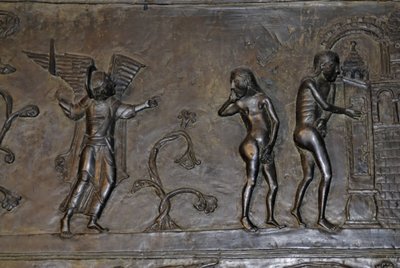 Ottonische Kunst: Adam und Eva werden aus dem Paradies vertrieben. Um 1015. Skulptur an einer der Bronzetüren der Kathedrale St. Maria in Hildesheim (Deutschland). von Phillipe de Marlier