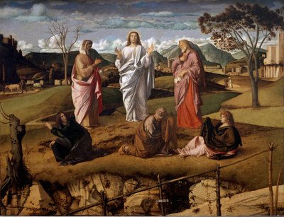 Die Verklärung Christi. Die Figuren des Alten Testaments Moses und Elia sind um Jesus dargestellt. Die Signatur des Künstlers ist auf einem Papier im Vordergrund zu sehen. Gemälde von Giovanni Bellini, genannt il Giambellino von Giovanni Bellini