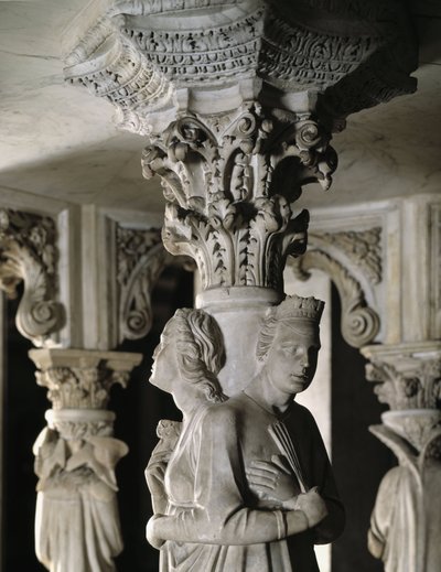 Detail der Skulpturengruppen, die den Stuhl von Giovanni Pisano (1248-1314) tragen: die theologischen Tugenden (Detail) von Giovanni Pisano